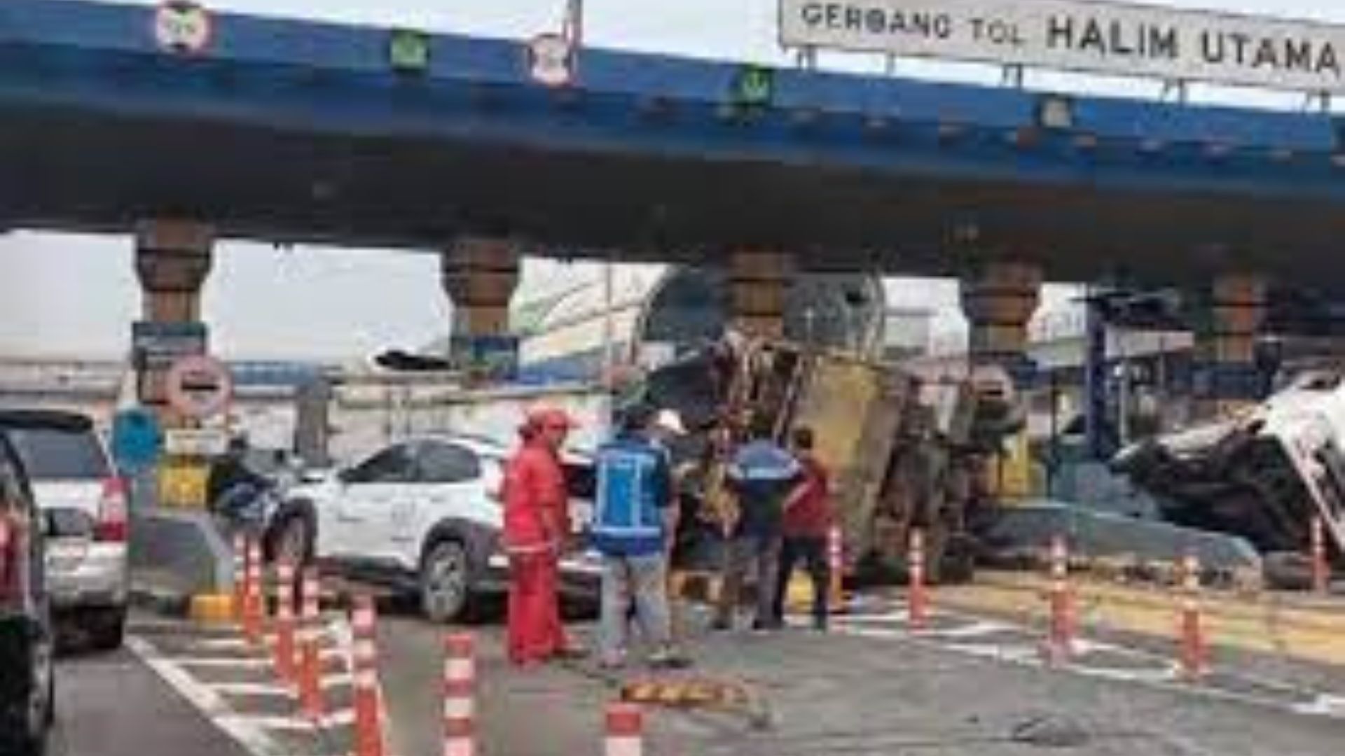 Kecelakaan Beruntun di Gerbang Tol Halim Utama