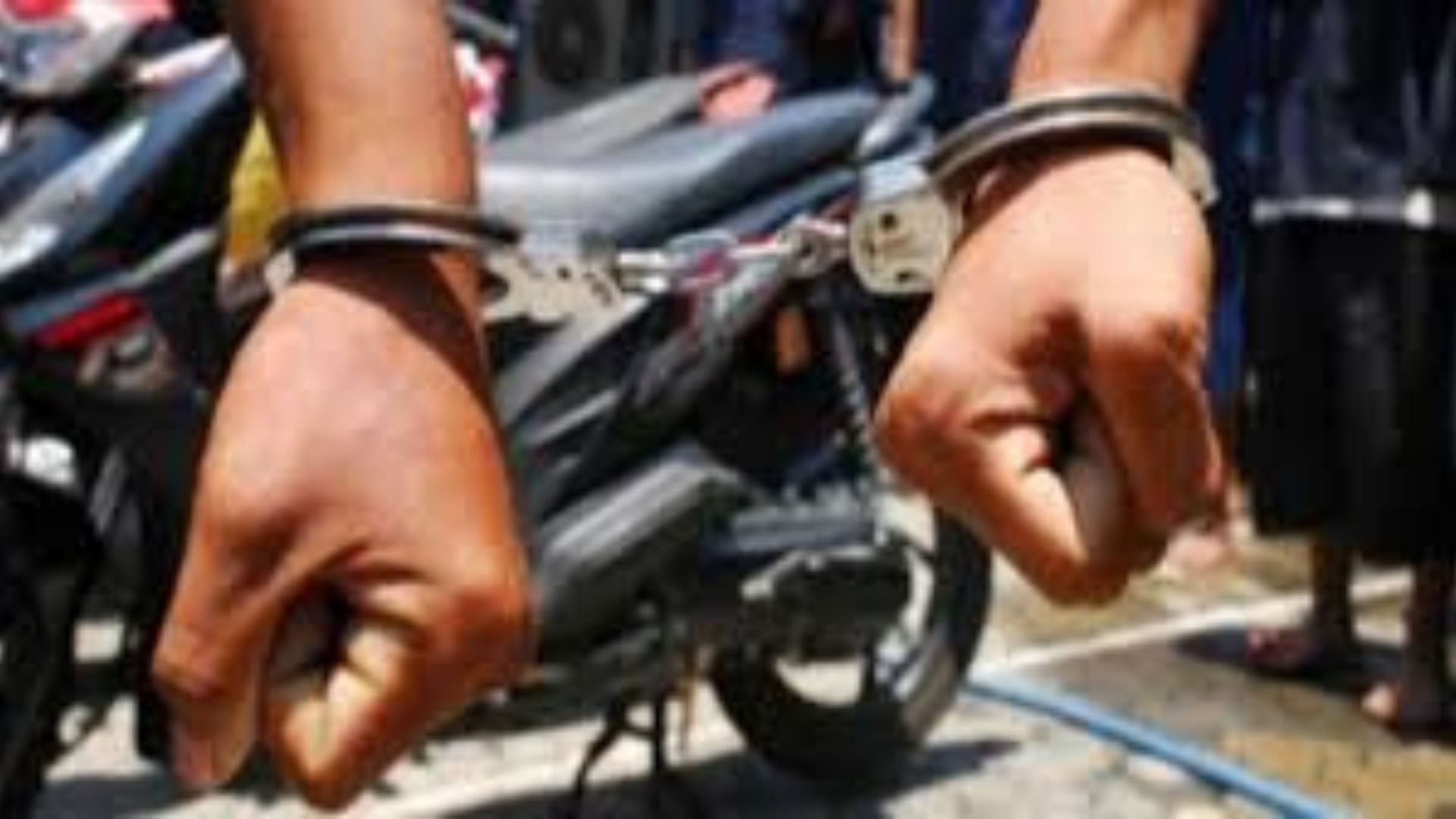 Aksi Pencurian Sepeda Motor Yang Sembunyi di Kandang Ayam