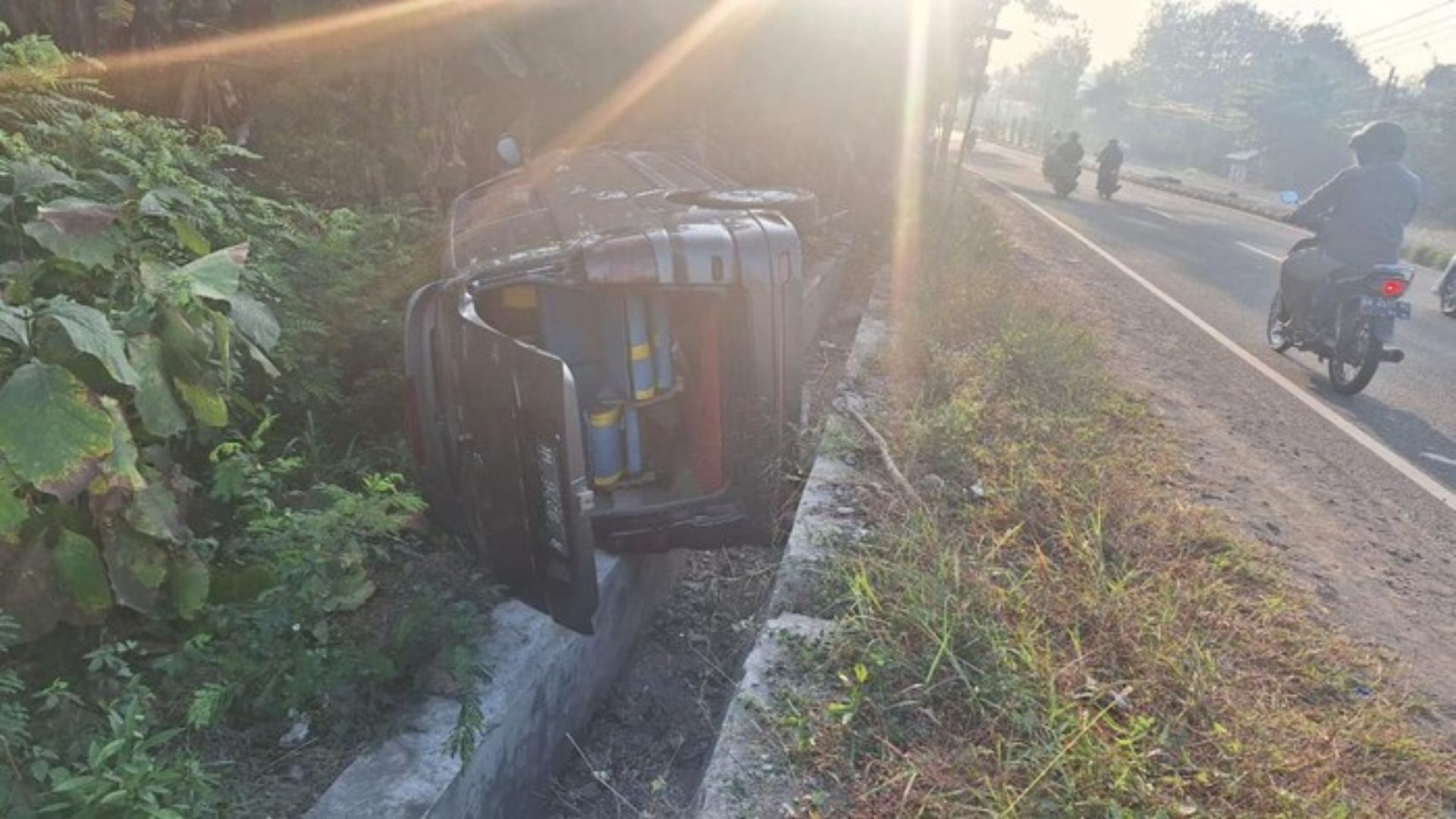 Sebuah Minibus Mengalami Kecelakaan Masuk Ke Selokan