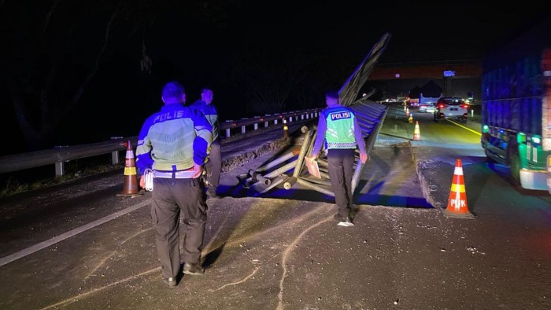 Bus Rombongan Dosen Unpam Kecelakaan di Tol Cipali