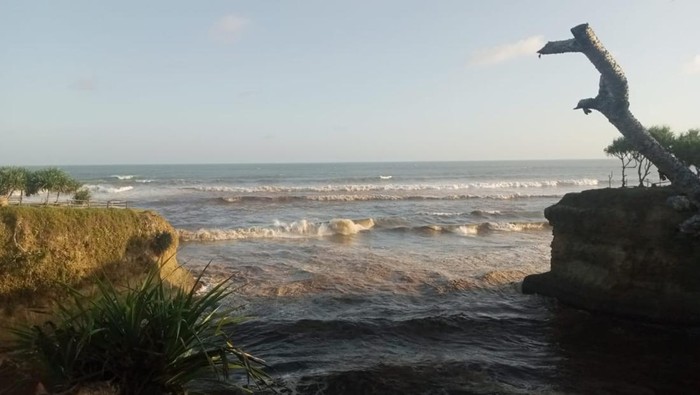 Cairan Misterius Berwarna Hitam Di Pantai Sukabumi