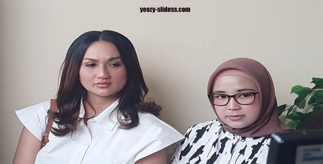 Tengku Dewi Putri Menahan Tangis